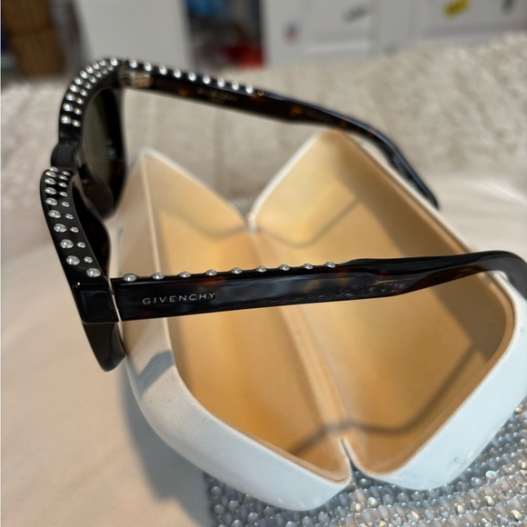 Givenchy 7006 Silver Studded Black Tortoise Sunglasses. New In Box! - Picture 3 of 8